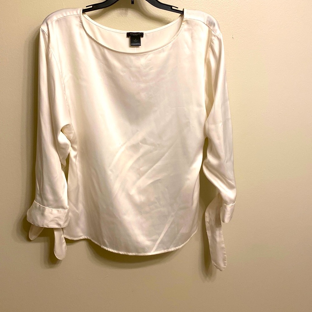 Ann Taylor off white polyester quarter length tie sleeve.